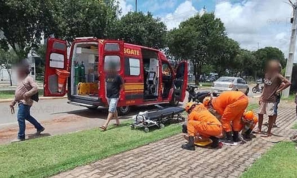Motociclista fica ferida após perder controle e bater em lixeira em MT