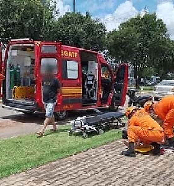 Motociclista fica ferida após perder controle e bater em lixeira em MT