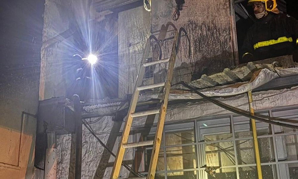 Corpo de Bombeiros combate incêndio em veículos e edifício comercial em Cuiabá