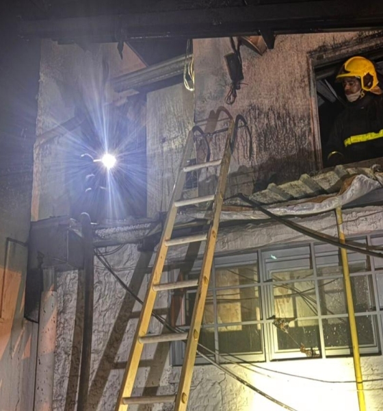 Corpo de Bombeiros combate incêndio em veículos e edifício comercial em Cuiabá