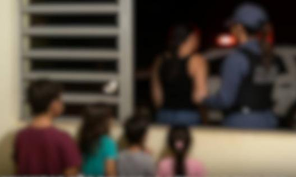 Pais são presos por abandonar quatro crianças sozinhas durante a madrugada em Sorriso