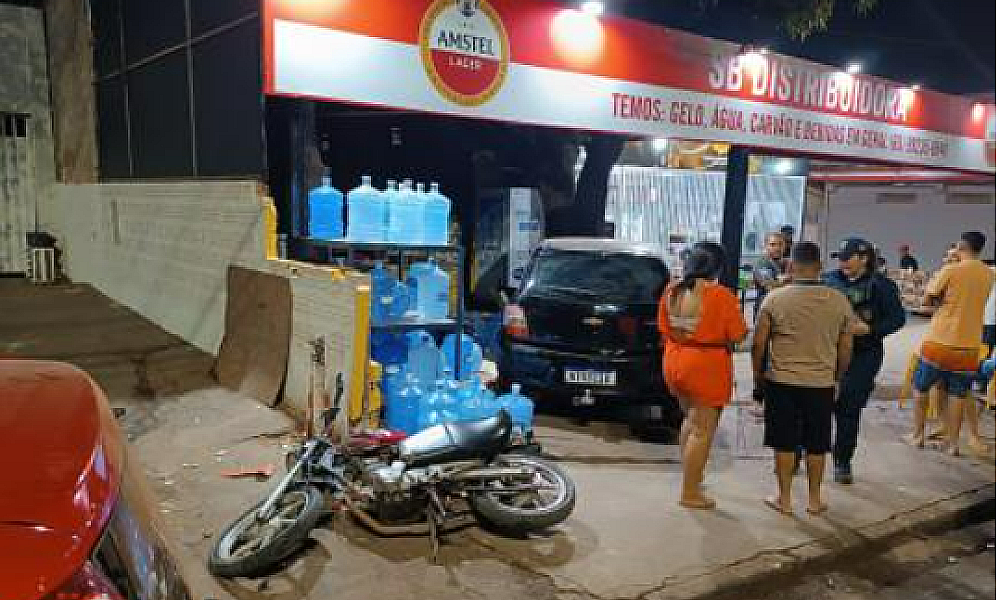 Carro invade distribuidora de bebidas em Várzea Grande e deixa três feridos