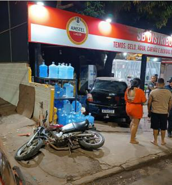 Carro invade distribuidora de bebidas em Várzea Grande e deixa três feridos