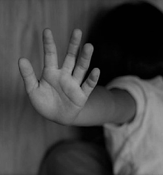 Polícia Civil prende mãe em flagrante por queimar a filha com ferro quente