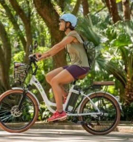 O que usuários de bikes elétricas e scooters precisam saber para circular com segurança