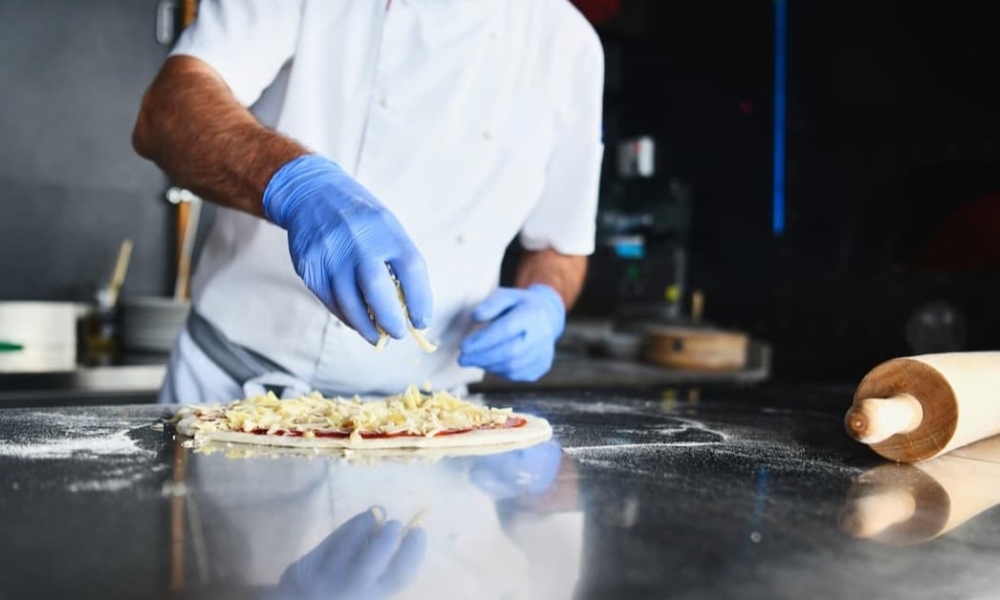 Morte após pizza contaminada e mais de 100 intoxicados na Paraíba acendem alerta sobre falta de higiene ao preparar alimentos