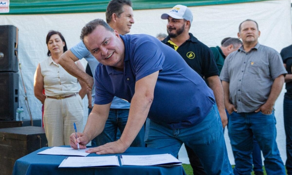 Max Russi articula investimentos e garante avanço histórico no asfalto em Santo Antônio do Leste