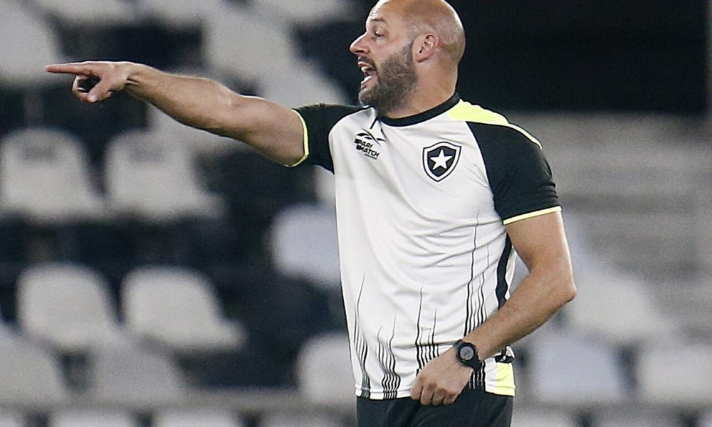 Botafogo anuncia Franclim Carvalho como novo técnico e aposta em retorno até 2027