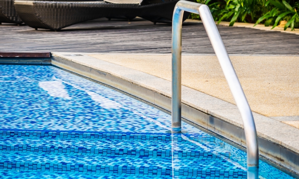 Mulher é encontrada morta em piscina de espaço de festas em São José dos Quatro Marcos