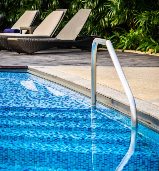 Mulher é encontrada morta em piscina de espaço de festas em São José dos Quatro Marcos