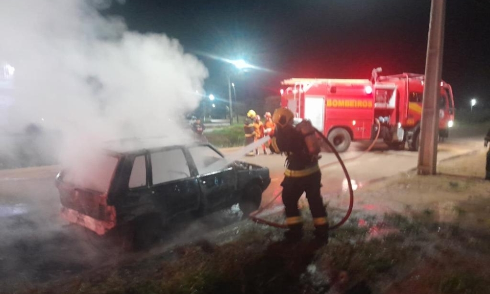 Corpo de Bombeiros combate incêndio em carro de passeio em avenida de Sinop