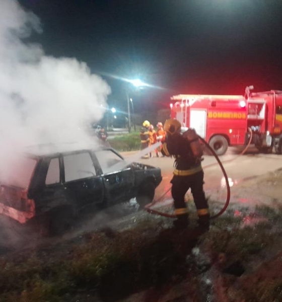 Corpo de Bombeiros combate incêndio em carro de passeio em avenida de Sinop
