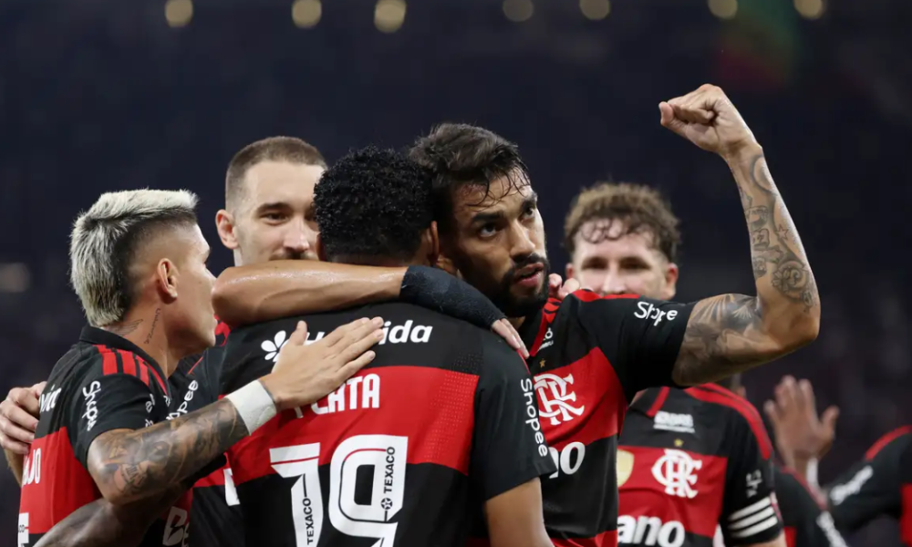 De virada, Flamengo vence o Santos e ganha força na briga pelo G4