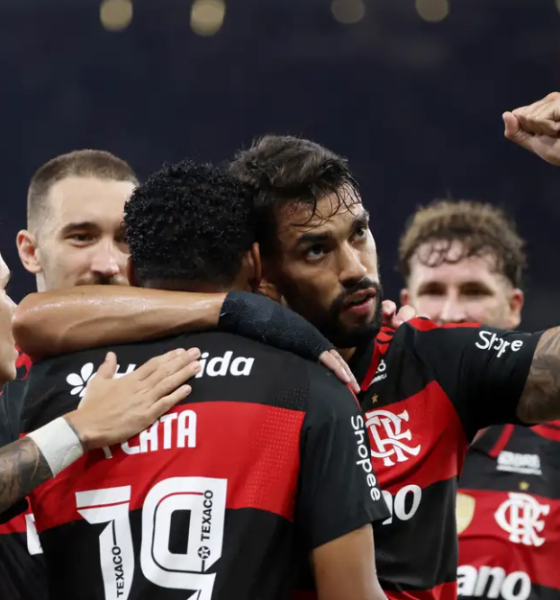 De virada, Flamengo vence o Santos e ganha força na briga pelo G4