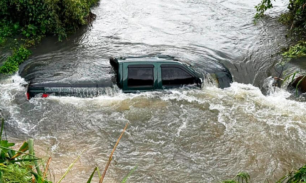 Caminhonete sai da pista e cai em córrego às margens da BR-163 em Sinop