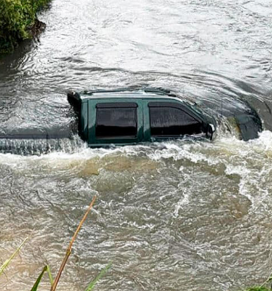 Caminhonete sai da pista e cai em córrego às margens da BR-163 em Sinop