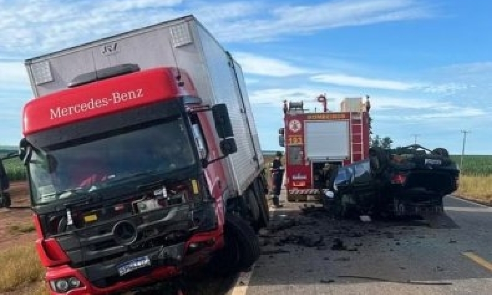 Colisão entre carro, caminhão e carreta deixa motorista morto na BR-070 em MT (Vídeo)