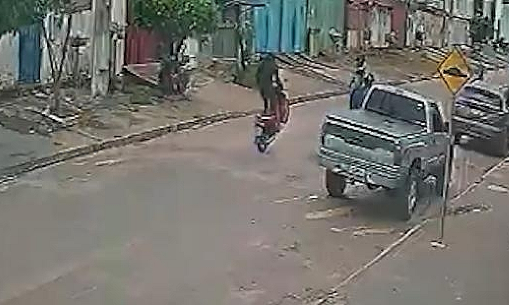 Motociclista empina moto, perde controle e atinge criança em MT
