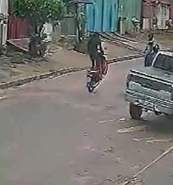 Motociclista empina moto, perde controle e atinge criança em MT