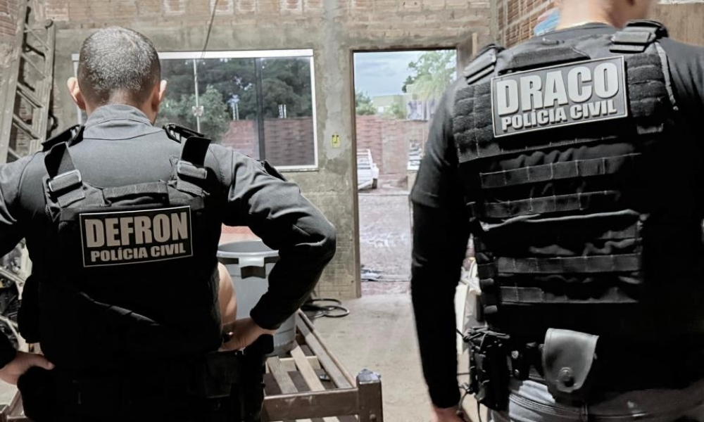 Polícia Civil cumpre 21 ordens judiciais contra núcleo de facção liderado por mulher em Cáceres