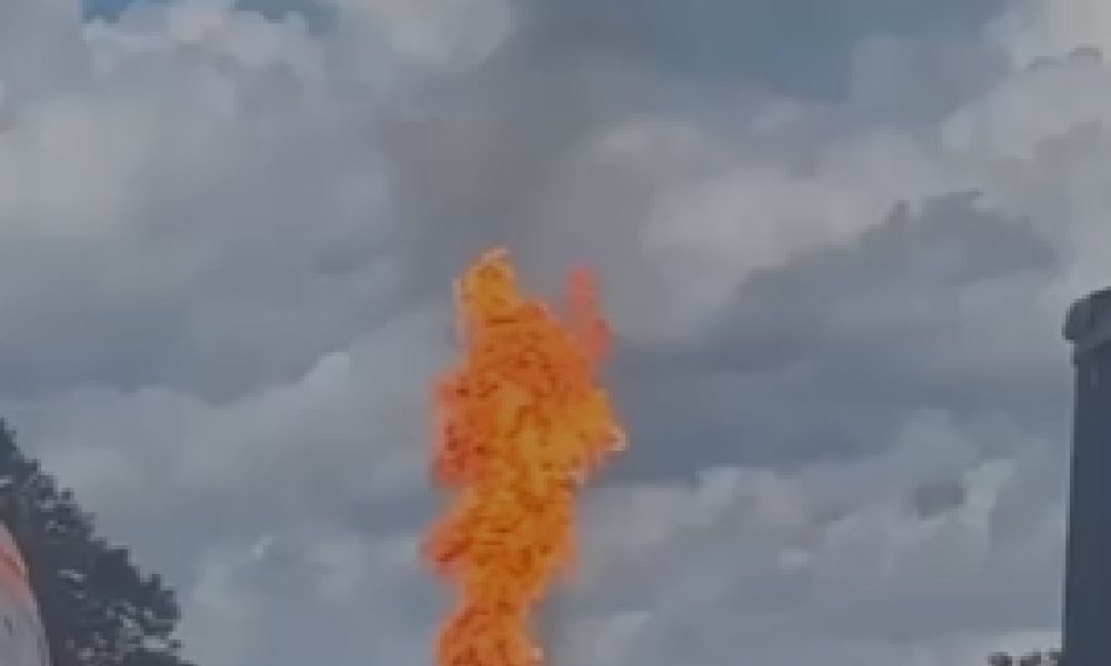 Colisão entre carretas com carga de etanol causa incêndio e bloqueia BR-364 em Cuiabá (Vídeo)