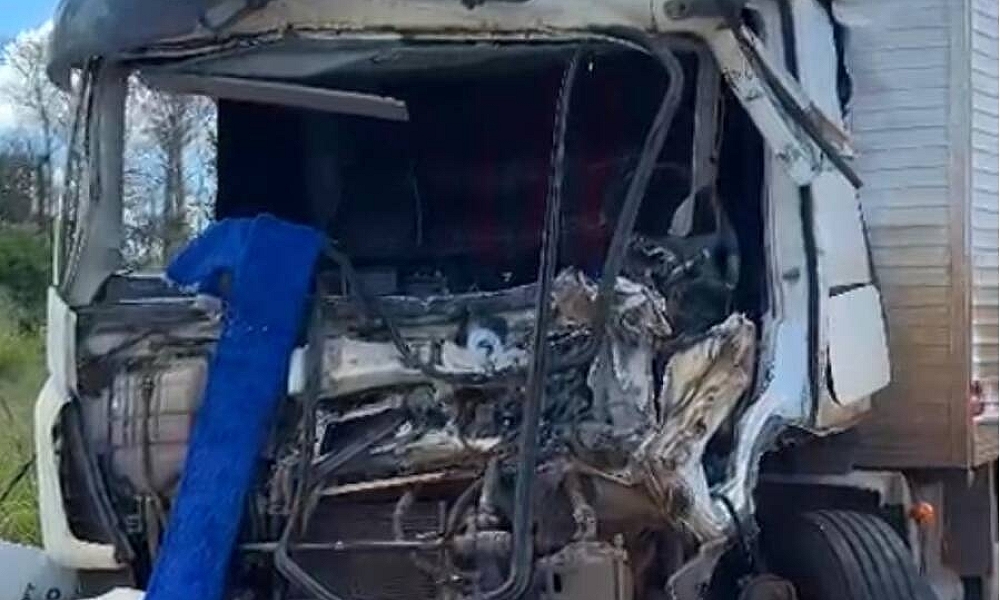 Acidente entre veículos de carga mobiliza resgate e deixa feridos presos às ferragens em Sorriso (Vídeo)