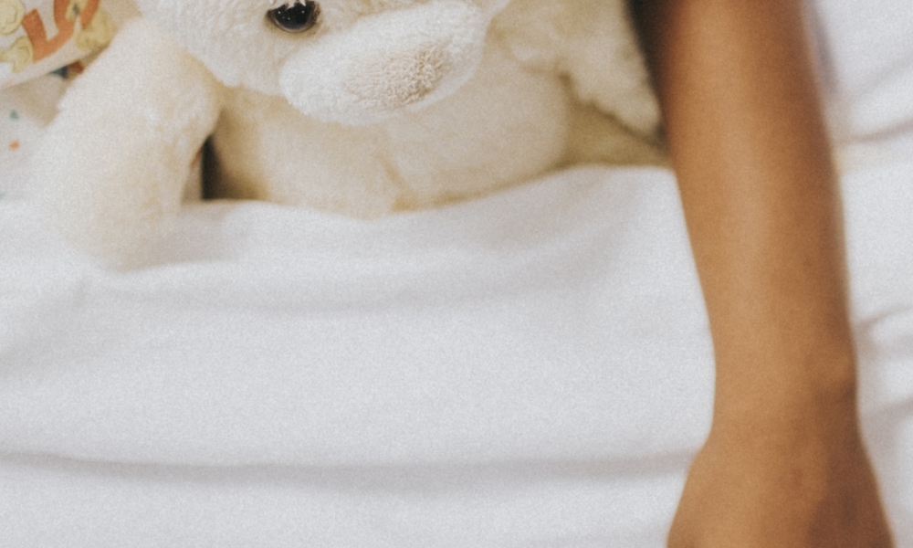 Criança de 2 anos é internada com queimaduras e suspeita de abuso em Primavera do Leste