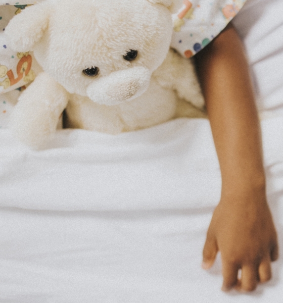 Criança de 2 anos é internada com queimaduras e suspeita de abuso em Primavera do Leste