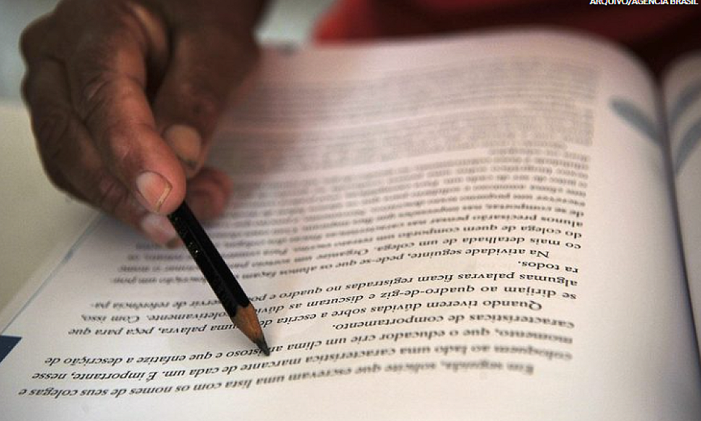 Governo lança plataforma nacional para ampliar acesso à Educação de Jovens e Adultos