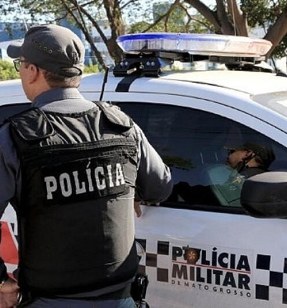 Motorista embriagado perde controle de caminhonete, cai em valeta e acaba preso na BR-364 em Cuiabá