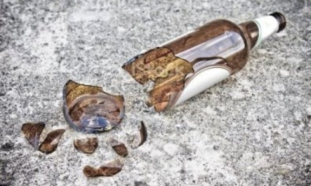 Homem agride namorada com garrafa quebrada e foge após ataque em MT