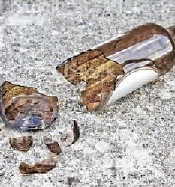 Homem agride namorada com garrafa quebrada e foge após ataque em MT