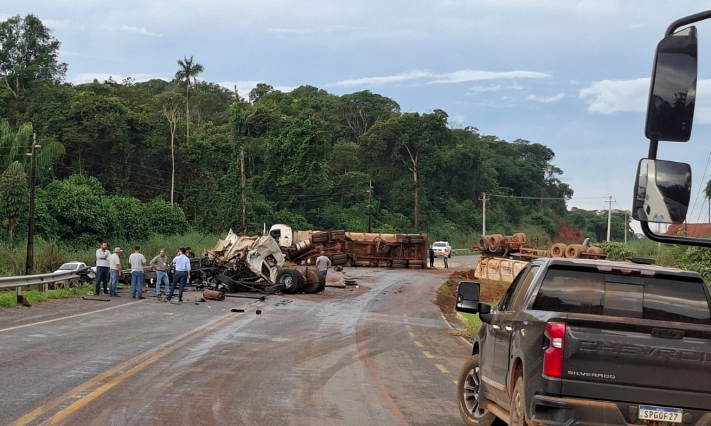 Tragédia na MT-010/449: mecânico morre após impacto entre caminhões