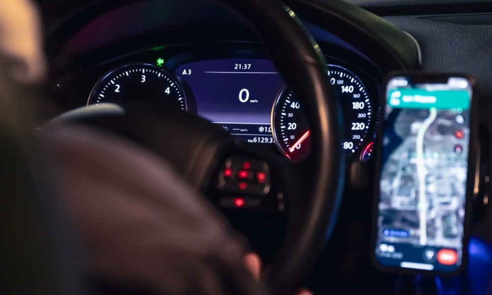 Projeto que regulamenta trabalho por aplicativo entra em discussão na Câmara; veja o que muda