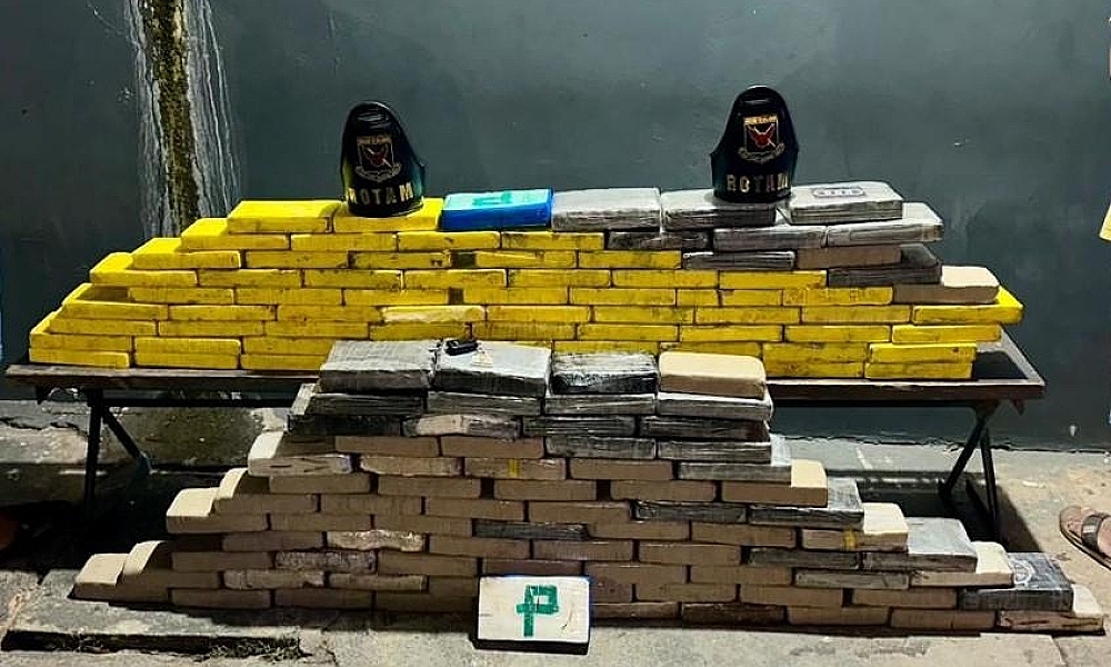 Rotam apreende 146 tabletes de cocaína e prende dois homens por tráfico