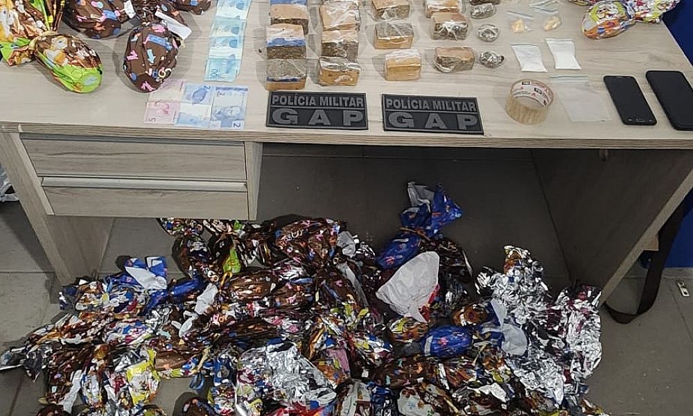 Polícia Militar prende membro de facção criminosa com porções de drogas e ovos de Páscoa