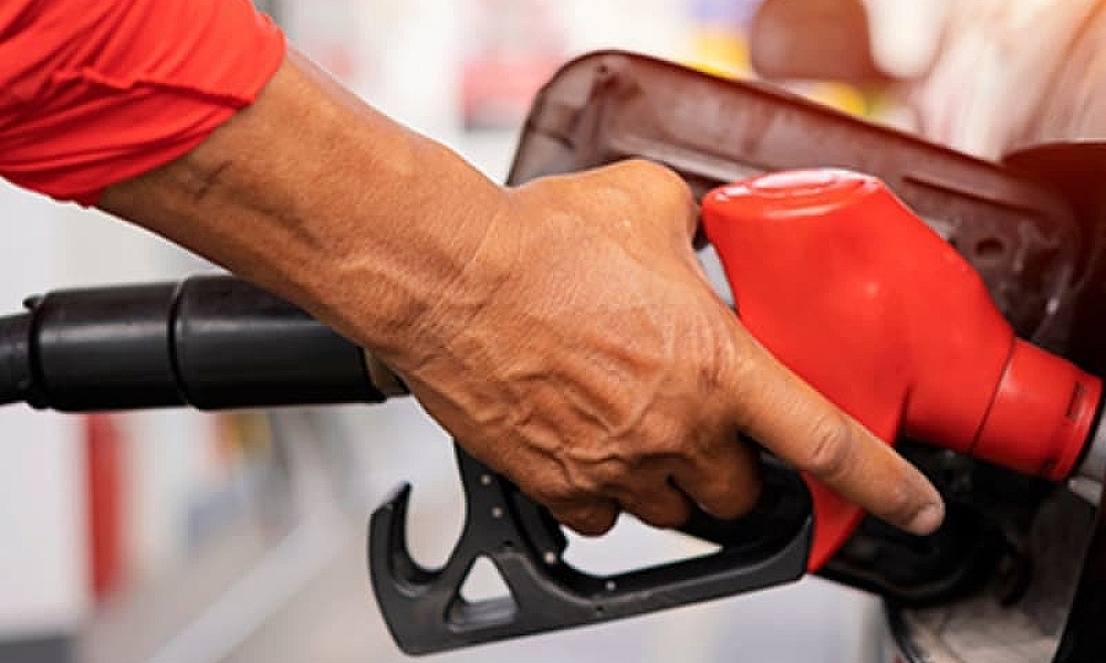 Combustíveis têm queda discreta nos preços em todo o país