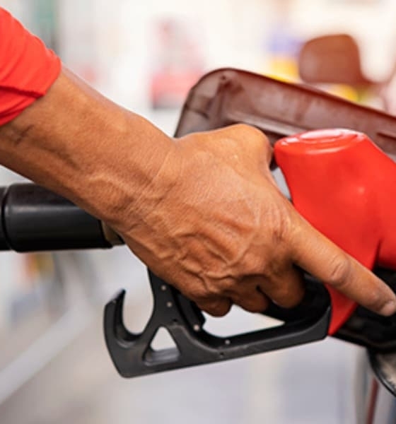 Combustíveis têm queda discreta nos preços em todo o país
