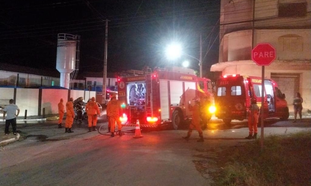 Bombeiros combatem incêndio e atendem vítimas após colisão entre carro e ônibus (Vídeo)