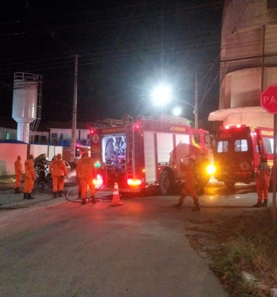 Bombeiros combatem incêndio e atendem vítimas após colisão entre carro e ônibus (Vídeo)