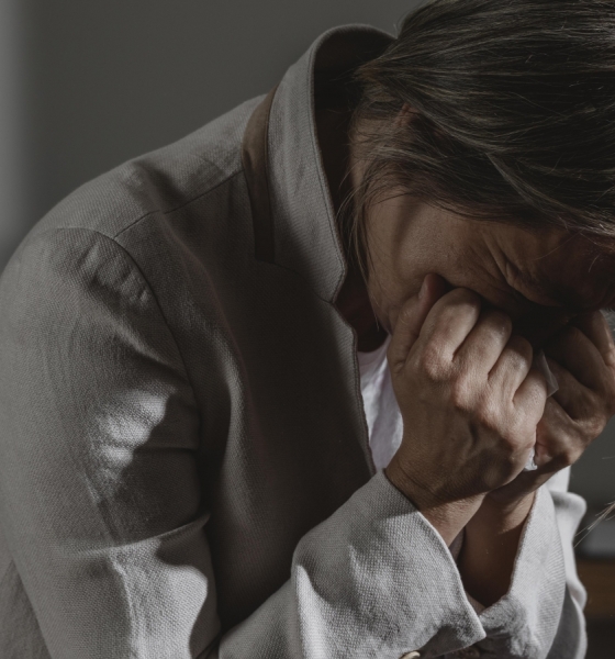 Mulher é detida após ameaçar pais idosos e causar danos em residência durante madrugada em Várzea Grande