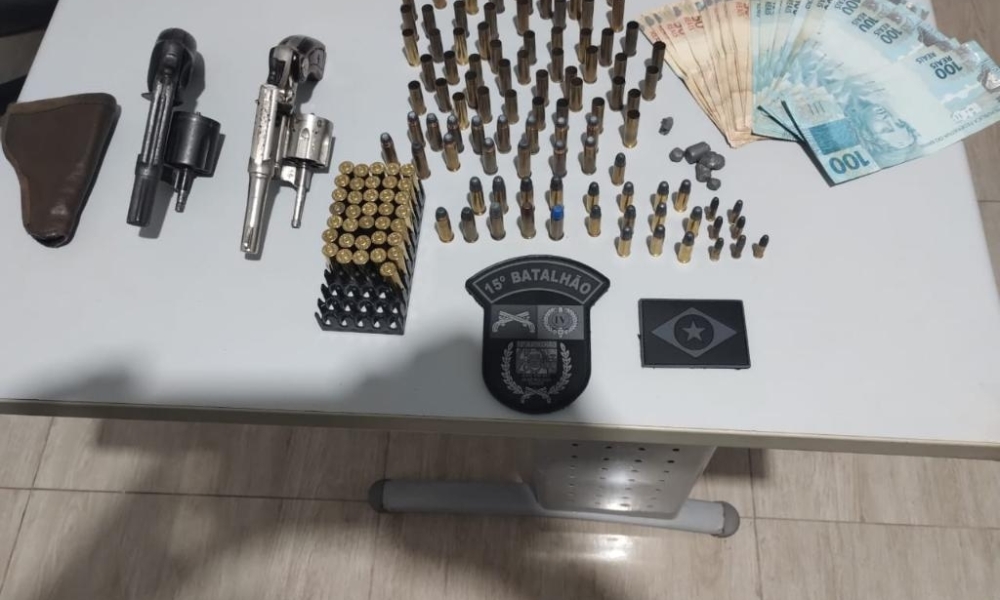 PM prende homem por ameaçar companheira e apreende armas e 141 munições