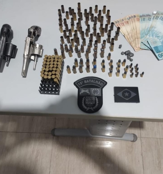 PM prende homem por ameaçar companheira e apreende armas e 141 munições