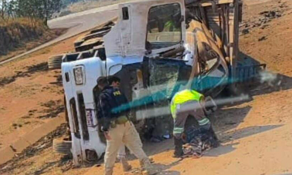 Carreta cegonha tomba na BR-364 e causa interdição de pista em Campo Verde