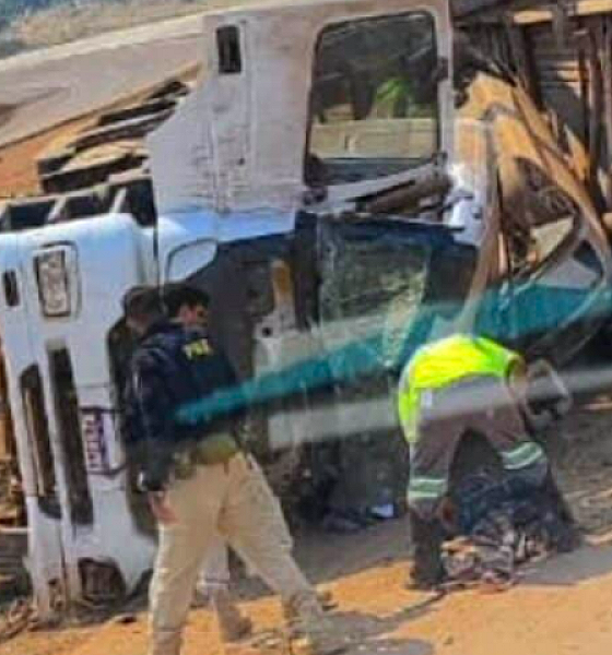 Carreta cegonha tomba na BR-364 e causa interdição de pista em Campo Verde