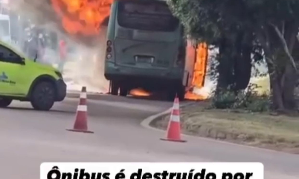 Ônibus de trabalhadores é destruído por incêndio em Rondonópolis (Vídeo)