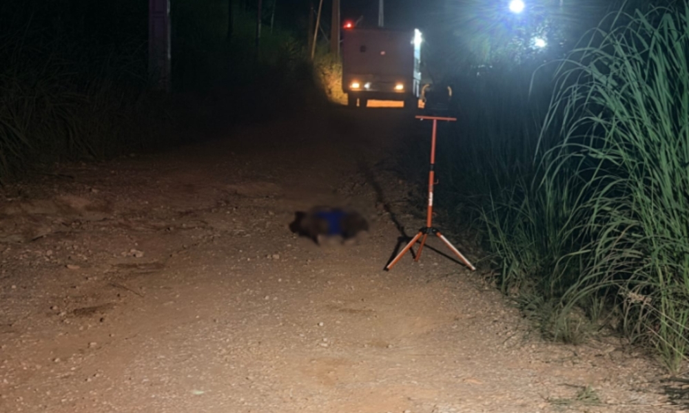 Corpo de homem com tornozeleira eletrônica é encontrado em rua de Cuiabá; polícia suspeita de execução