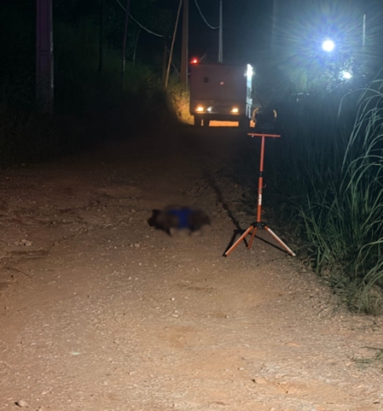 Corpo de homem com tornozeleira eletrônica é encontrado em rua de Cuiabá; polícia suspeita de execução