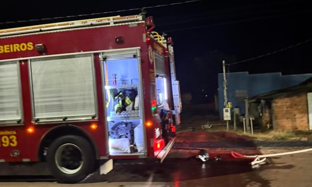 Corpo de Bombeiros combate incêndio em residência em Água Boa