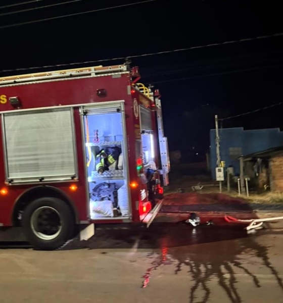 Corpo de Bombeiros combate incêndio em residência em Água Boa
